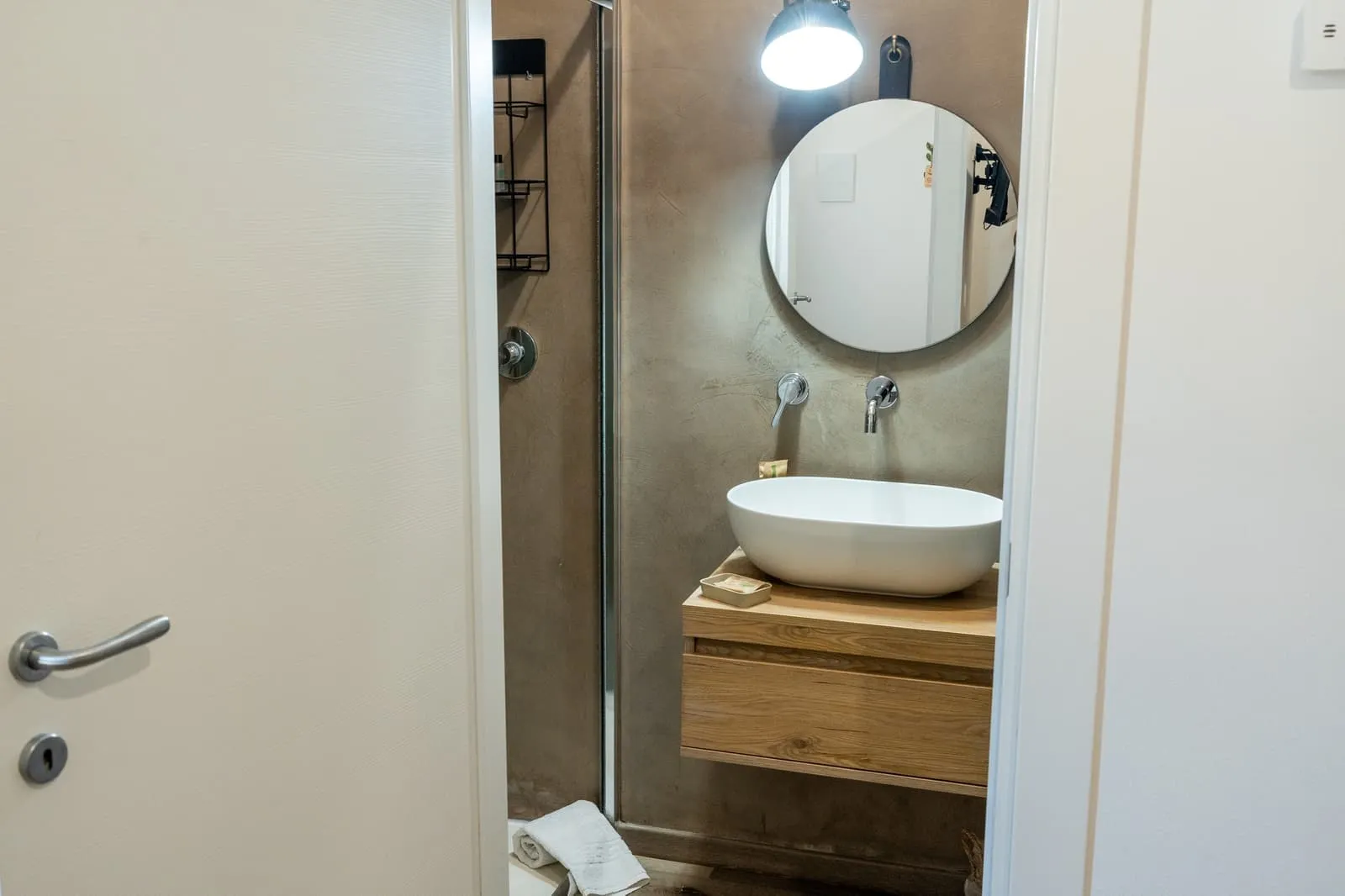 Lavabo d'appoggio su mensola in legno e specchio rotondo, bagno Ciliegio