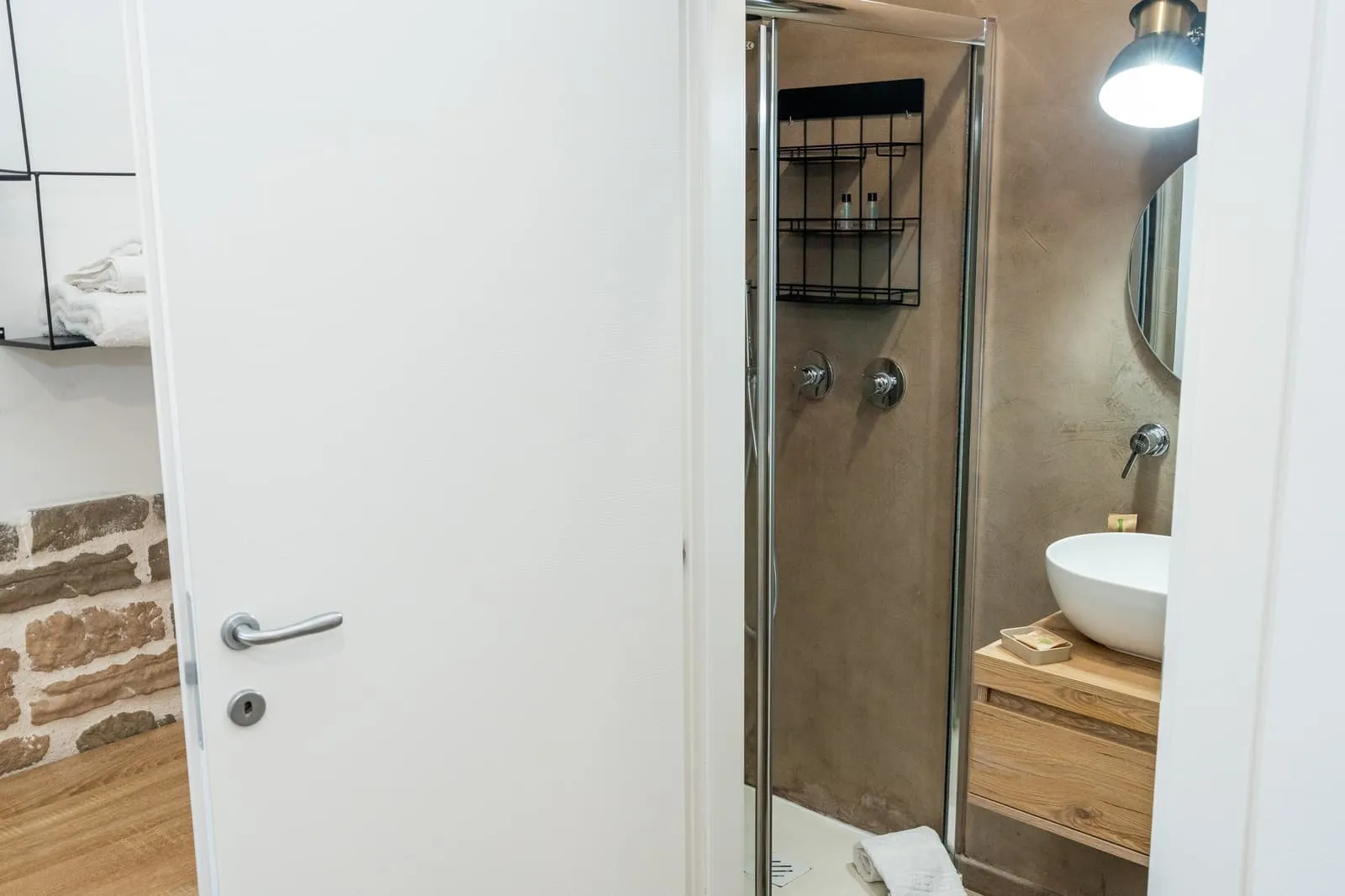 Bagno della camera Ciliegio con doccia, lavabo e lampada industriale