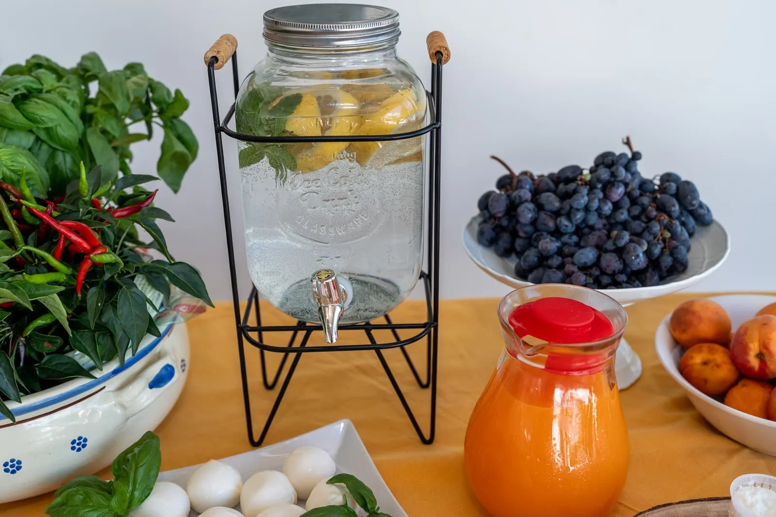 Colazione con basilico, succhi e frutta di stagione