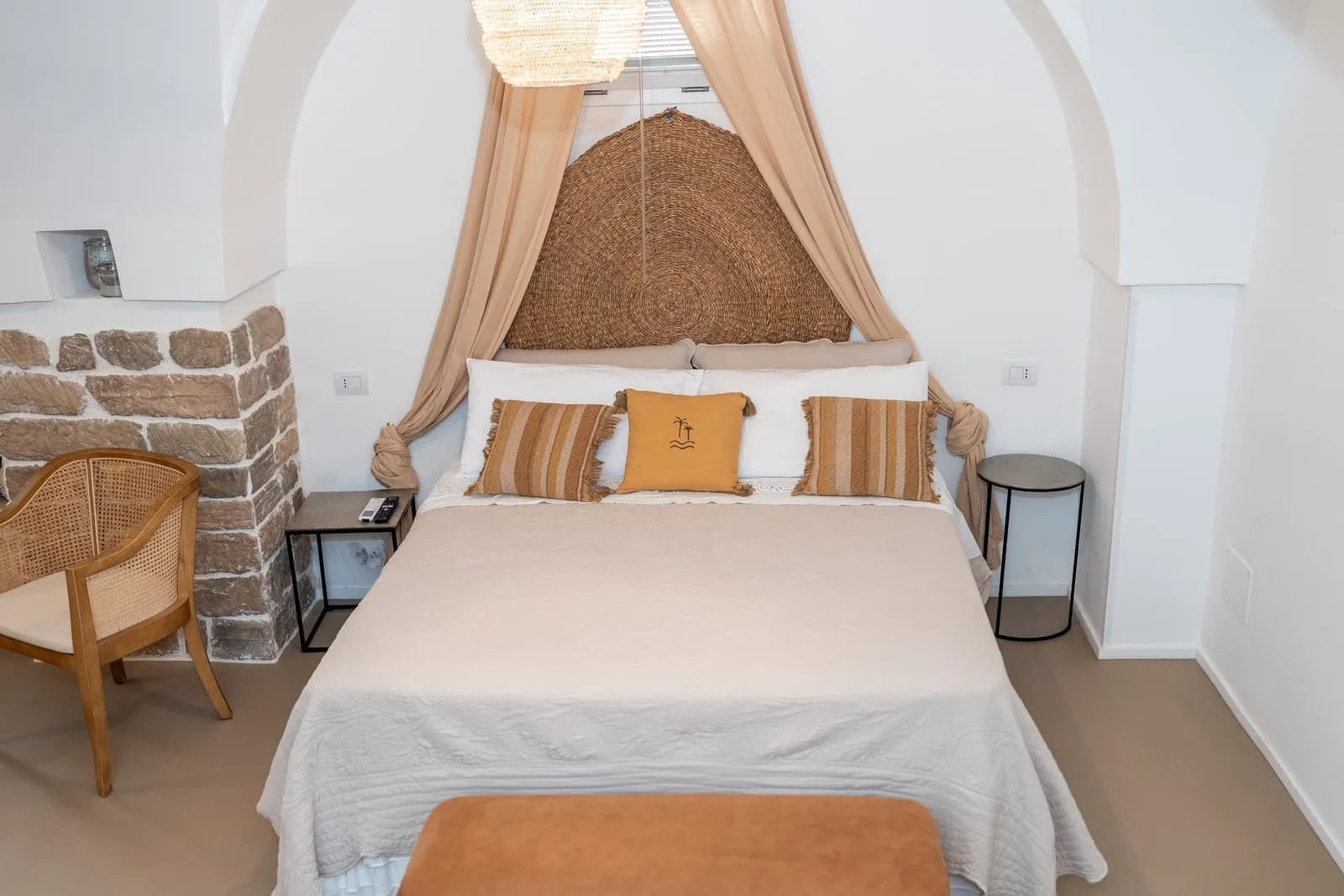 Suite Fico con letto a baldacchino sotto la volta in pietra bianca