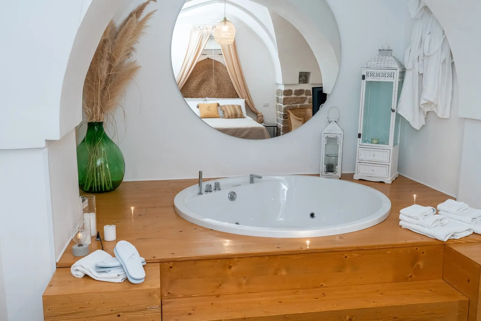 Jacuzzi privata della Suite Fico su pedana in legno