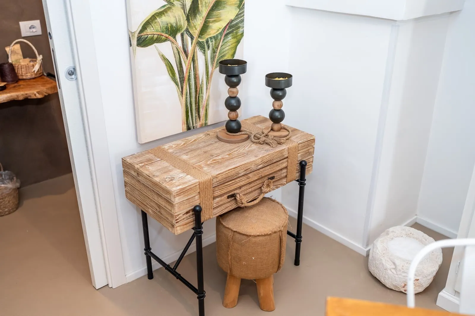 Consolle in legno con candelieri e pianta tropicale, Suite Fico