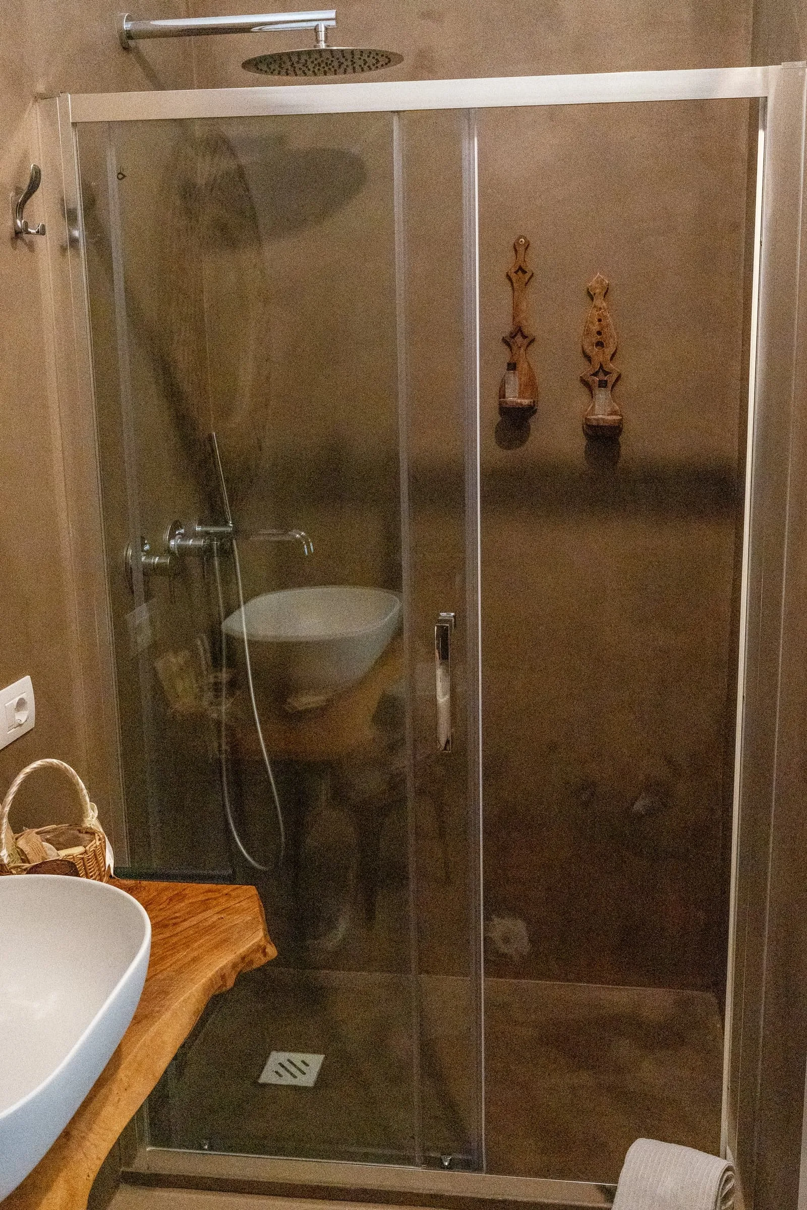 Doccia a vetro nel bagno in microcemento della Suite Fico
