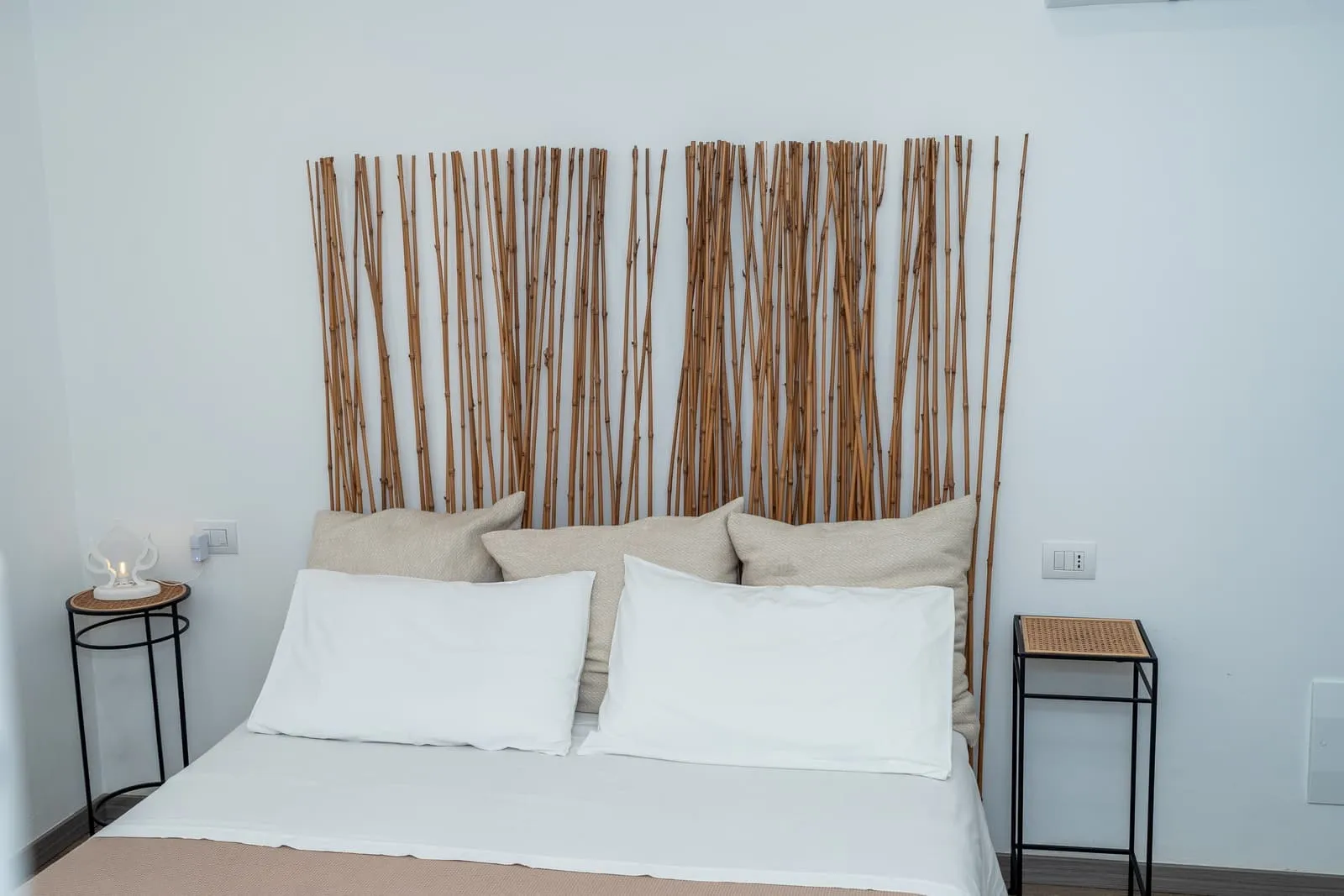 Camera Mandarino con letto matrimoniale e testiera in canne di bambù