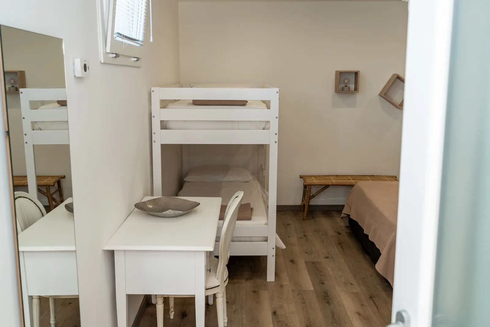Vista della camera Mandarino con letti a castello e letto matrimoniale