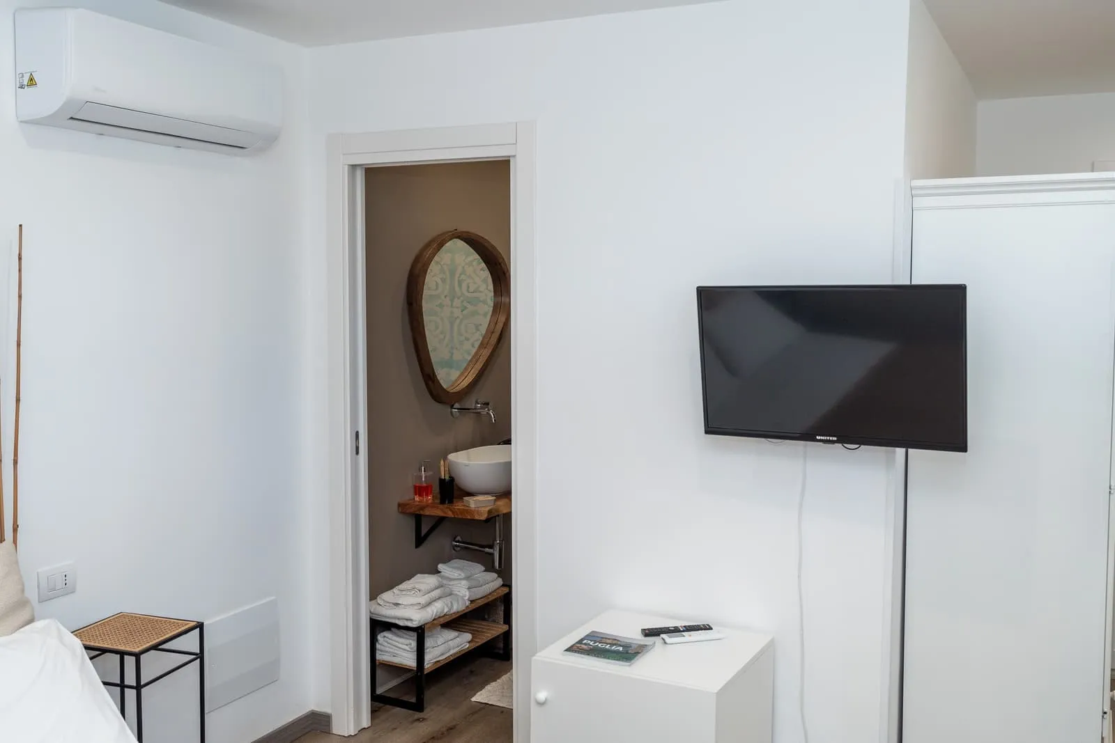 Camera Mandarino con TV a parete e accesso al bagno