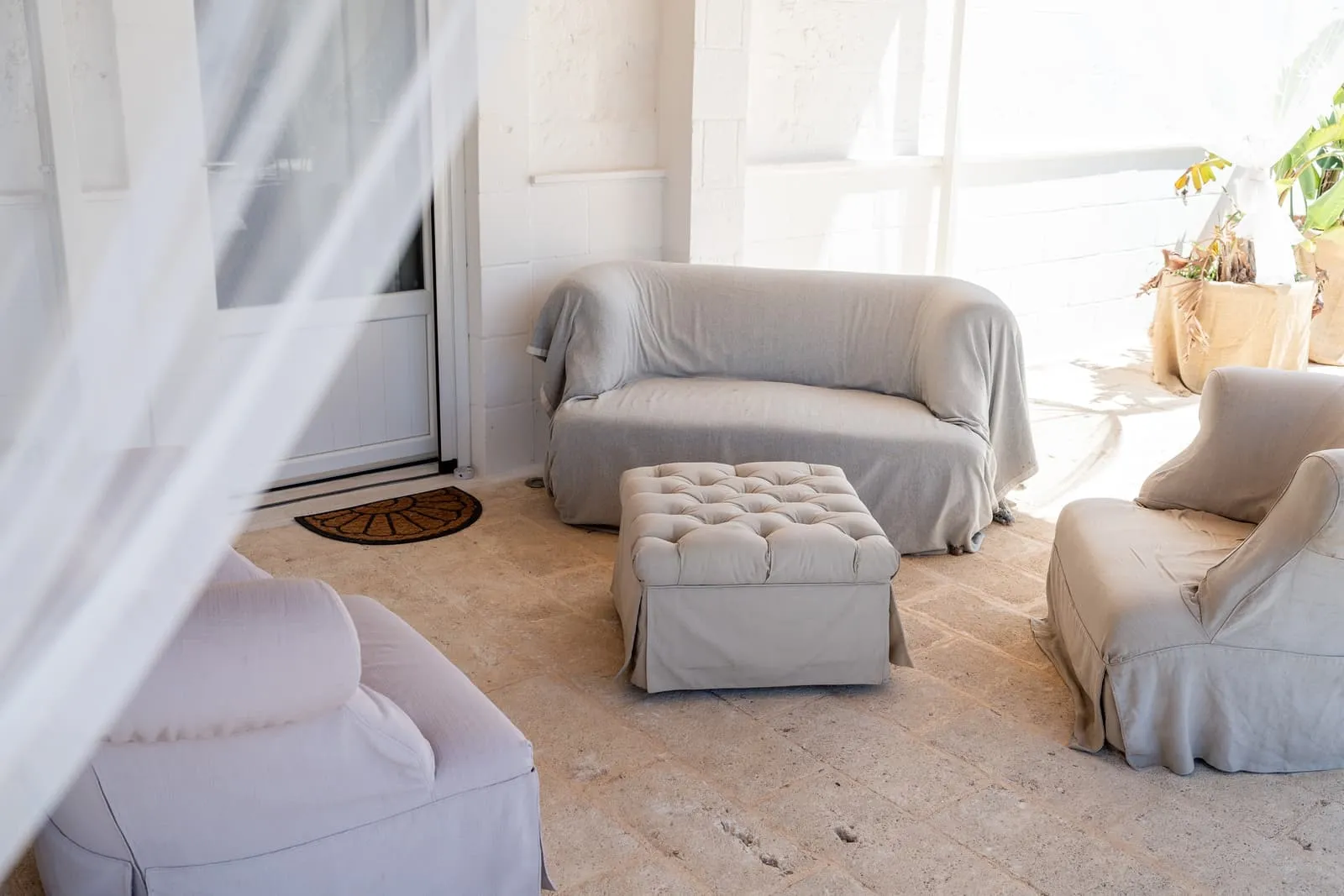 Salottino luminoso con divani grigi e pouf