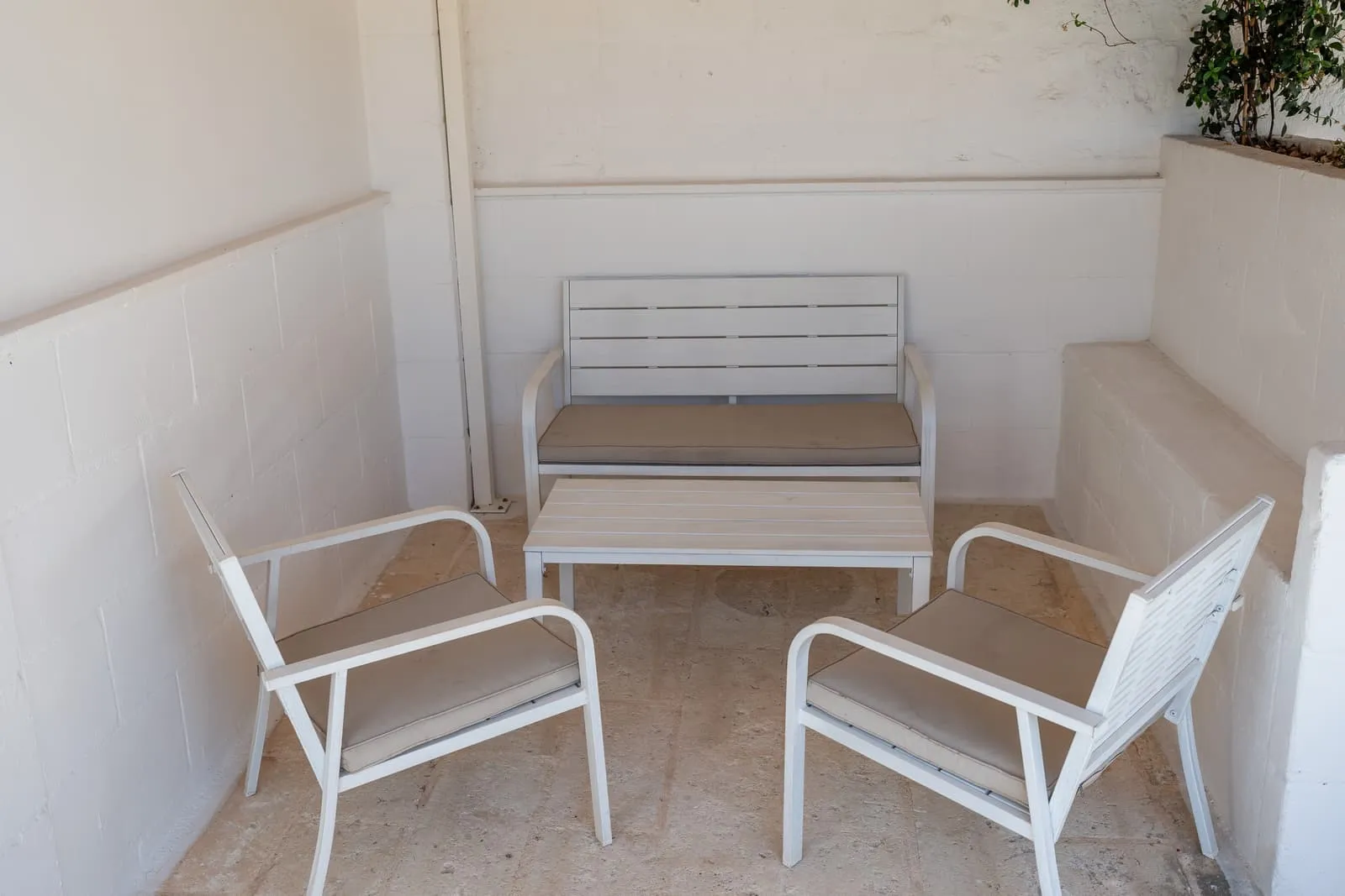Angolo relax esterno con poltroncine bianche
