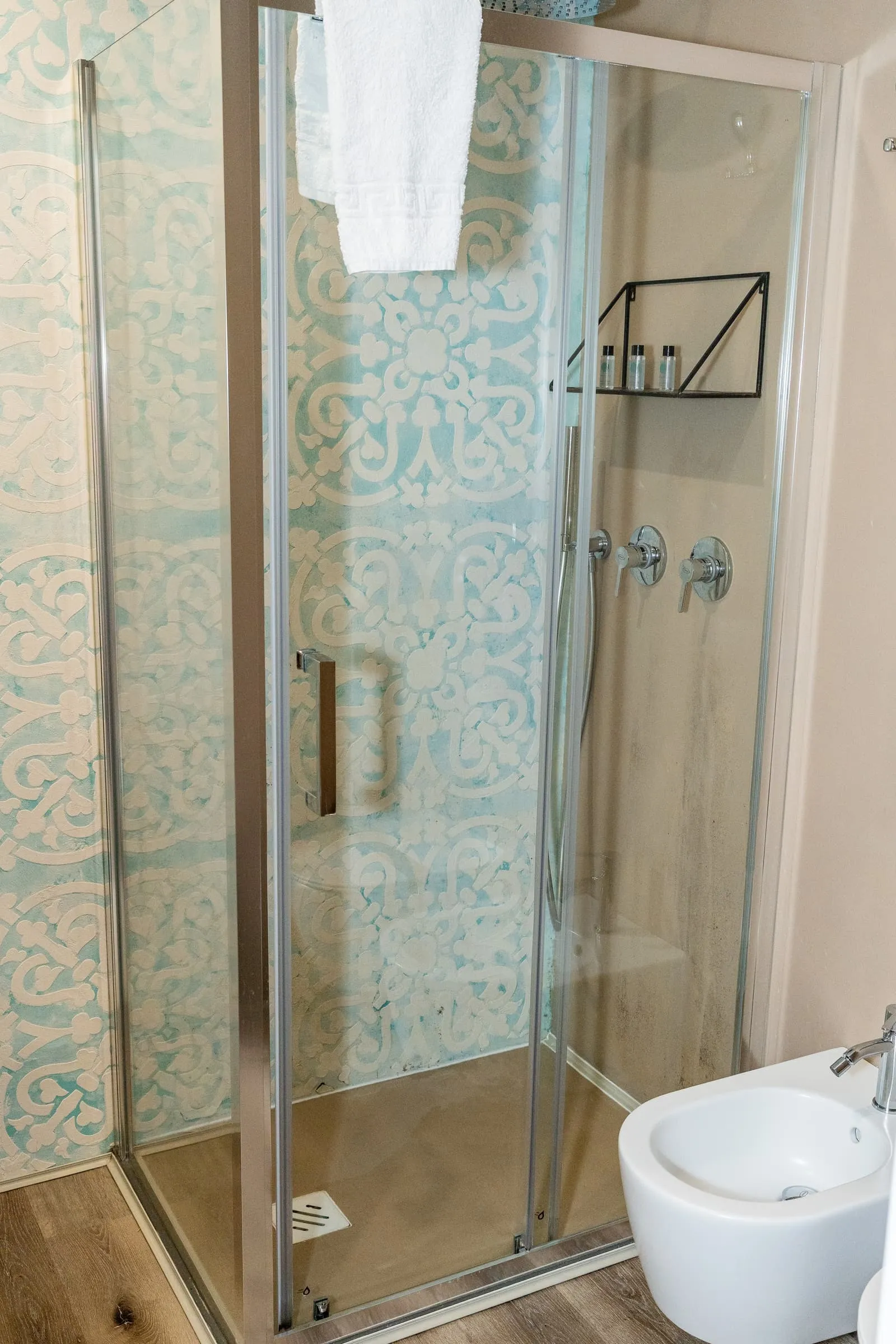 Doccia con piastrelle arabescate azzurre, bagno Mandarino
