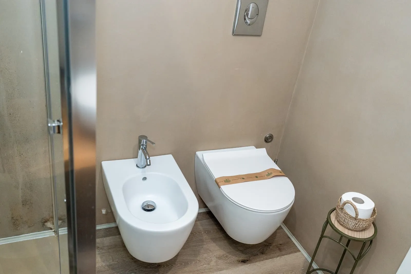 Bagno della camera Mandarino con sanitari sospesi